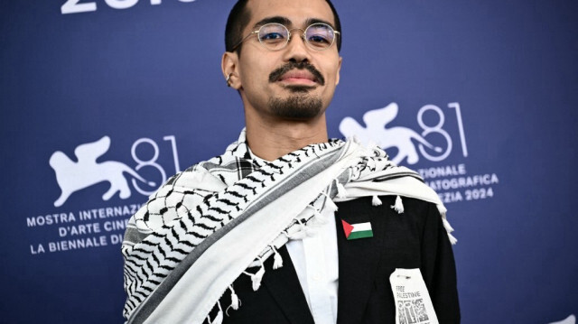 Le réalisateur Neo Sora portant un badge du drapeau palestinien et lisant "Free Palestine" assiste au photocall du film "HappyEnd" présenté dans la sélection Orizzonti lors de la 81e Mostra internationale du film de Venise au Lido de Venise, le 2 septembre 2024.