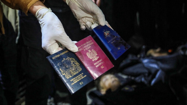 Les passeports britannique, polonais et australien des employés de World Central Kitchen tués par l'armée israélienne, à l'hôpital Al-Aqsa de Deir al-Balah, dans la bande de Gaza, le 1er avril 2024.