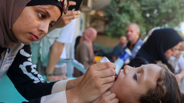 Un travailleur de la santé administre le vaccin contre la polio à un enfant palestinien à Zawayda, dans le centre de la Bande de Gaza, le 1er septembre 2024.