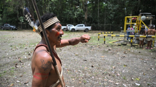 Des membres du peuple indigène Waorani visitent un puits de pétrole abandonné près de Guiyero, un village Waorani situé dans le parc national Yasuni, dans la province d'Orellana, en Équateur, le 27 août 2024.