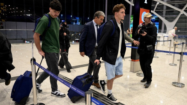 Les joueurs de rugby français Hugo Auradou (à gauche) et Oscar Jégou (deuxième à droite), avant de prendre un vol pour la France à l'aéroport international de Buenos Aires, en Argentine, le 3 septembre 2024. 