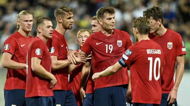 L'attaquant norvégien #19 Alexander Sorloth (C) célèbre l'ouverture du score avec ses coéquipiers lors du match de qualification du groupe A de l'UEFA Euro 2024 entre Chypre et la Norvège à l'AEK Arean à Larnaca, Chypre, le 12 octobre 2023.