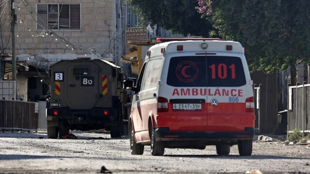 Une ambulance du Croissant-Rouge palestinien s'approche des véhicules blindés israéliens qui bloquent la route menant à l'hôpital de Jénine, en Palestine occupée, le 04 septembre 2024.