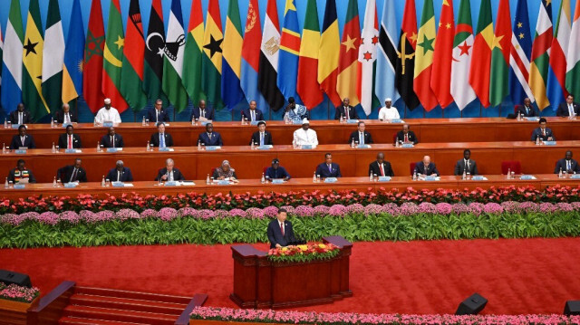 Le président chinois Xi Jinping (en bas à droite) s'exprime lors de la cérémonie d'ouverture du Forum sur la coopération sino-africaine (FOCAC) au Grand Hall du Peuple à Pékin, le 5 septembre 2024. 