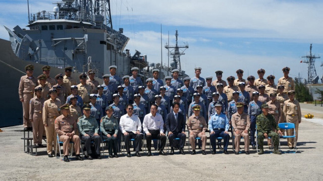 Le président taïwanais Lai Ching-te pose pour une photo avec le personnel de la marine devant la frégate ROCS Cheng Ho, fabriquée à Taiwan, lors d'une visite d'inspection des troupes à la flotte 146 du district du camp de Dinghai sur l'île de Penghu, le 6 septembre 2024.