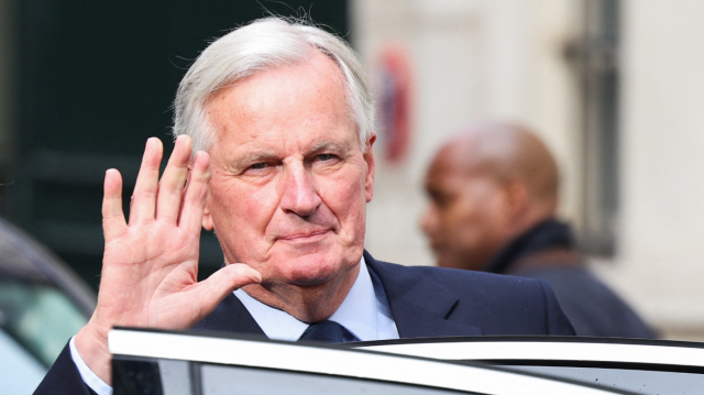 Le nouveau Premier ministre Michel Barnier monte dans une voiture pour se rendre à la cérémonie de passation de pouvoir à l'Hôtel Matignon à Paris, le 5 septembre 2024.