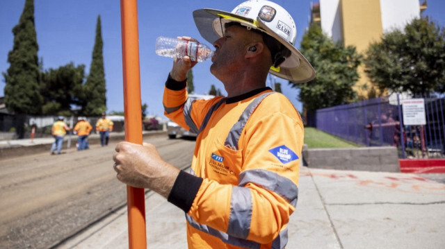 Un ouvrier sur un chantier alors que le sud de la Californie fait face à une vague de chaleur, à Los Angeles, en Californie, le 4 septembre 2024. 