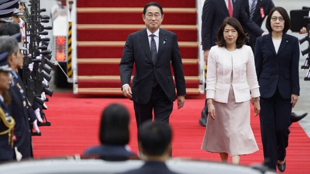 Le Premier ministre japonais Fumio Kishida (C) et son épouse Yuko Kishida (2e à droite) marchent avec Kang Insun (à droite), deuxième vice-ministre sud-coréen des Affaires étrangères, à leur arrivée à la base aérienne de Séoul, à Seongnam, le 6 septembre 2024.