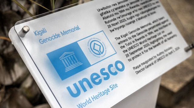 Une plaque commémorative des mémoriaux du génocide rwandais, inscrits sur la liste du patrimoine mondial de l'UNESCO, est visible avant les commémorations du 30e anniversaire du génocide au Mémorial du génocide de Kigali, le 5 avril 2024.