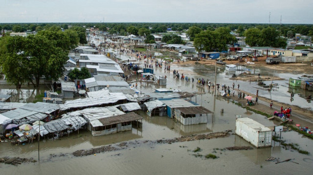 Les inondations massives au Soudan du Sud affectent plus de 700 000 personnes, détruisant maisons, infrastructures et récoltes. L'ONU alerte sur une crise humanitaire aggravée dans ce pays déjà fragilisé par des années de conflits.