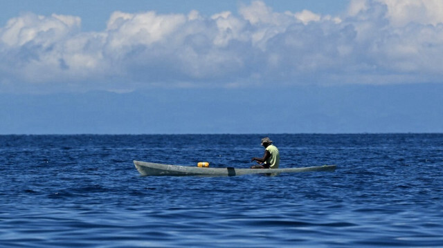 Un pêcheur se préparant à lancer une ligne dans l'océan à Honiara, capitale des Îles Salomon.