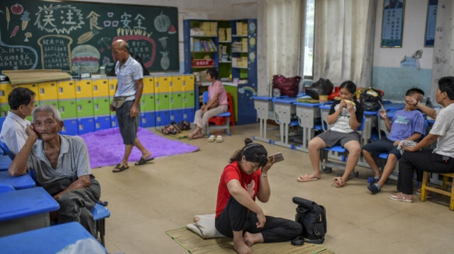 Des habitants sont relogés dans une école primaire avant l'arrivée du super typhon Yagi à Wenchang, dans la province de Hainan, dans le sud de la Chine, le 6 septembre 2024.