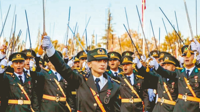 Teğmenlerin kılıçlı yemin görüntüsü.