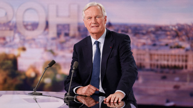 Le nouveau Premier ministre français, Michel Barnier, pose pendant le journal télévisé du soir de la chaîne française TF1 avec la journaliste et animatrice française Anne-Claire Coudray à Boulogne-Billancourt, près de Paris, le 6 septembre 2024.