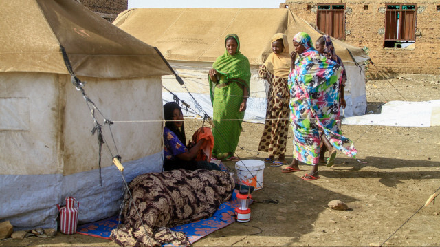 Une photo prise le 20 mars 2024 montre des personnes ayant fui les États de Khartoum et de Jazira dans le Soudan déchiré par la guerre, assises à l'ombre de leurs tentes dans un camp pour personnes déplacées dans l'État de Gedaref, dans le sud du pays. 