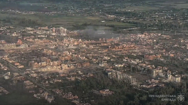 Cette photographie récente non datée, diffusée par la brigade présidentielle des forces armées ukrainiennes le 5 septembre 2024, montre les ruines de la ville ukrainienne de Vovchansk, dans la région de Kharkiv, située à environ cinq kilomètres de la frontière avec la Russie. Le président Volodymyr Zelensky a participé à une réunion des bailleurs de fonds internationaux de l'Ukraine en Allemagne le 6 septembre 2024, demandant des armes supplémentaires alors que Kiev fait face à l'avancée des forces russes dans l'est et aux frappes dévastatrices de Moscou.