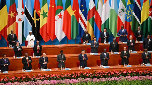 Des présidents africains applaudissent le discours du président chinois Xi Jinping (sans photo) lors de la cérémonie d'ouverture du Forum sur la coopération sino-africaine (FOCAC) dans le Grand Hall du Peuple à Pékin, le 5 septembre 2024.