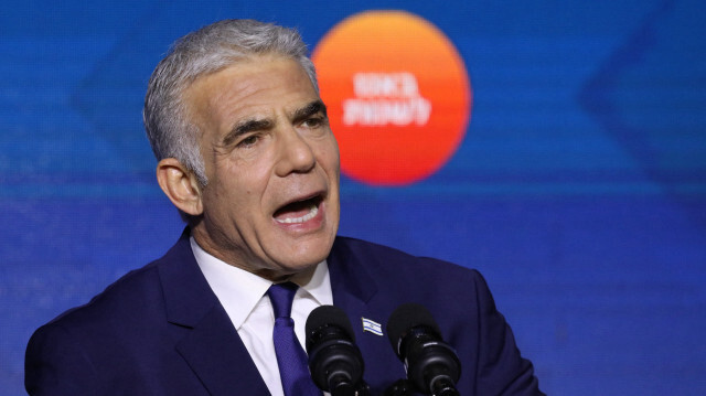 Le Premier ministre israélien et chef du parti Yesh Atid, Yair Lapid, s'adressant à ses partisans au siège de sa campagne à Tel Aviv, le 2 novembre 2022, après la fin du scrutin pour les élections nationales.