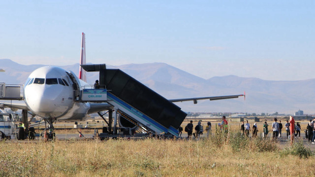 Yolcuların, Erzurum'a yeni gelecek uçakla, saat 14.30'da Frankfurt'a hareket etmesi bekleniyor.