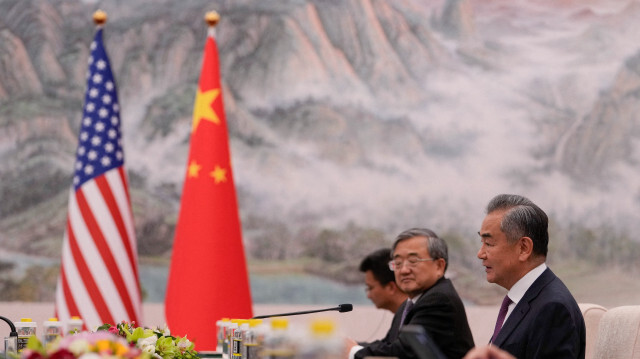 Le ministre chinois des affaires étrangères, Wang Yi, participe à une réunion bilatérale avec le conseiller principal de la Maison Blanche et envoyé climatique américain, John Podesta, au Grand Hall du Peuple à Pékin, le 6 septembre 2024.