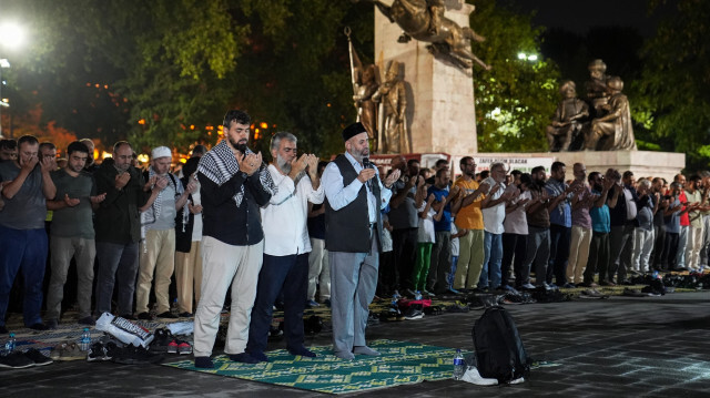 بالقرآن والدعاء.. أتراك في إسطنبول يتضامنون مع الفلسطينيين