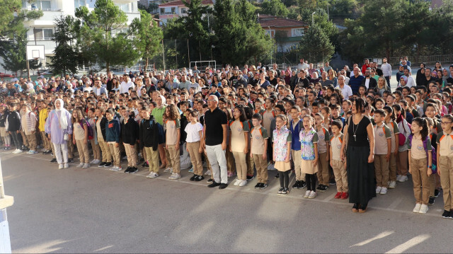 Okullarda yarın şehitler için saygı duruşunda bulunulacak.