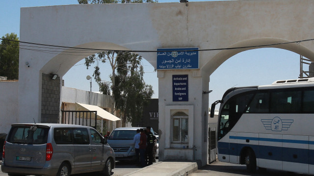 Des véhicules font la queue du côté jordanien du pont King Hussein (également connu sous le nom de pont Allenby) qui relie la Cisjordanie à la Jordanie, le 19 juillet 2022.