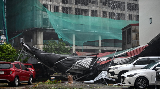 Des voitures sont recouvertes de débris sur un parking après le passage du super typhon Yagi à Hai Phong, le 7 septembre 2024. Le super typhon Yagi a déraciné des milliers d'arbres et emporté des navires et des bateaux en mer, tuant une personne, lorsqu'il a touché terre dans le nord du Viêtnam le 7 septembre, après avoir fait au moins 23 morts dans le sud de la Chine et aux Philippines.