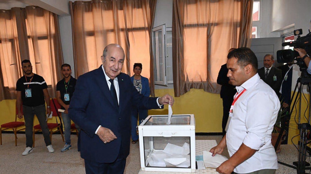 Une photo diffusée par la page Facebook de la présidence algérienne montre le président algérien sortant Abdelmadjid Tebboune en train de voter à Alger le 7 septembre 2024. 