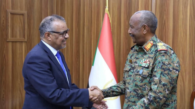 La rencontre entre Tedros Adhanom Ghebreyesus, le directeur général de l'Organisation mondiale de la Santé (OMS) et Abdul Fatah Al-Burhan, Président du Conseil de souveraineté transitoire du Soudan, le 8 septembre 2024. 