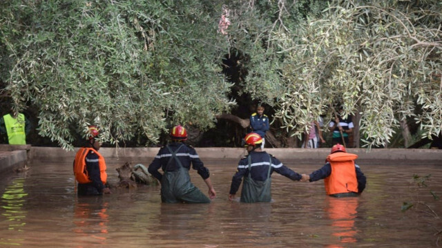 Cette photo fournie par le ministère marocain de l'Intérieur le 29 août 2019 montre les autorités marocaines à la recherche de corps au-dessus d'une rivière près du village de Tizert dans la région de Taroudant. Au moins sept personnes ont été tuées le 28 août lorsqu'une rivière est sortie de son lit et a inondé le terrain de football d'un village où se déroulait un match dans le sud du Maroc, ont indiqué les autorités locales.