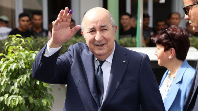 Le président sortant Abdelmadjid Tebboune quittant un bureau de vote après avoir voté à Alger le 7 septembre 2024.