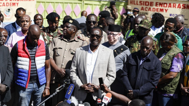Julius Migos Ogamba (C), secrétaire du cabinet chargé de l'éducation au Kenya, informe les médias sur l'incendie de l'école Hillside Endarasha Academy, à Endarasha, dans le comté de Nyeri, le 7 septembre 2024. 