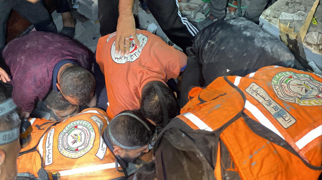 Les équipes de la protection civile palestinienne à la recherche de survivants suite à une frappe israélienne dans le camp de réfugiés de Jabaliya, dans la Bande de Gaza, le 8 septembre 2024.