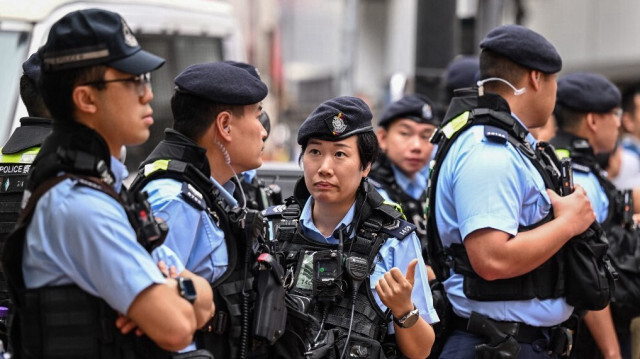 Des policiers chinois patrouillent dans une rue du quartier de Causeway Bay à Hong Kong, le 4 juin 2024.