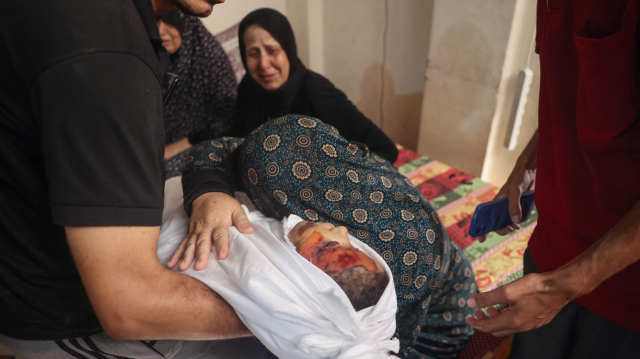 Palestiniens se recueillant sur le corps d’Iman Mohammad, tué lors d’une frappe de drone israélien à Tulkarem en Palestine occupée, lors d’une procession funéraire le 24 juillet 2024.
