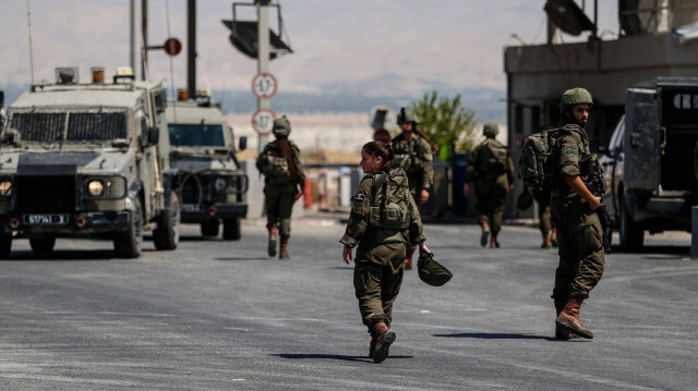 Les forces israéliennes sur le site où un chauffeur de camion a ouvert le feu au point de passage du pont du roi Hussein (pont Allenby) entre la Jordanie et la Palestine occupée, le 08 septembre 2024, près de Jéricho.