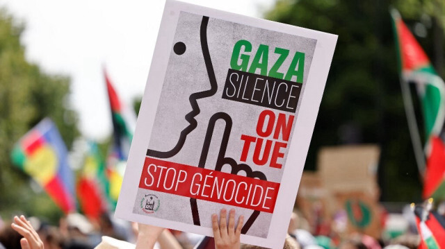 Une pancarte brandit lors d'une manifestation de soutien aux Palestiniens et de demande de cessez-le-feu, à la Place de la Bastille, à Paris, le 8 juin 2024.