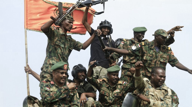 Des membres des forces armées soudanaises participent à un défilé militaire organisé à l'occasion de la Journée de l'armée à Gadaref, le 14 août 2024.