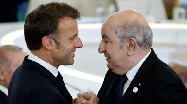 Le président français Emmanuel Macron (G) s'entretient avec le président algérien Abdelmadjid Tebboune au Borgo Egnazia lors du sommet du G7 à Savelletri près de Bari, en Italie, le 14 juin 2024.