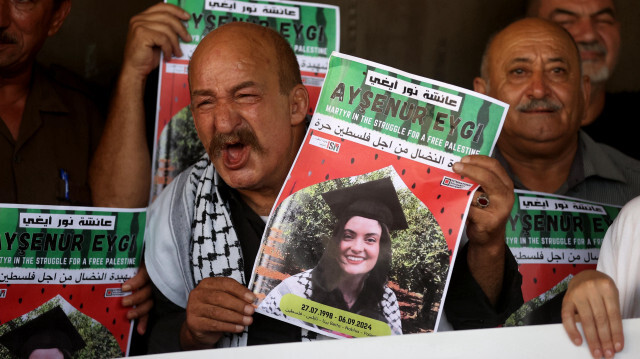 Des manifestants palestiniens lors de la procession funéraire en hommage à Aysenur Ezgi Eygi, le 9 septembre 2024 à Naplouse, en Palestine occupée.