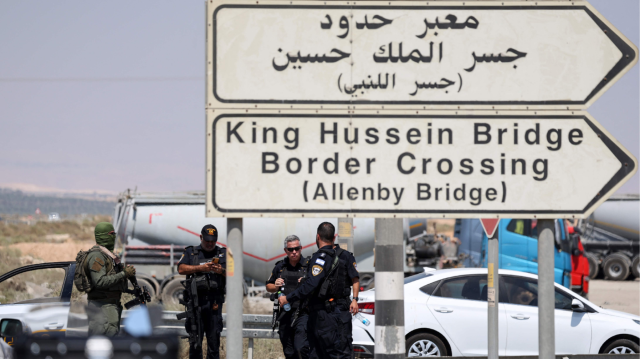 Les forces de sécurité israéliennes sur les lieux d'une attaque près du poste frontière d'Allenby entre la Palestine occupée et la Jordanie, le 8 septembre 2024.