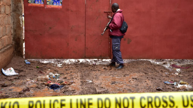 Un policier protège la porte principale de Majengo ground township de Moshi dans la région du Kilimandjaro, au nord de la Tanzanie, le 2 février 2020 après que 20 personnes aient été tuées et 16 blessées dans une bousculade hier soir à Majengo open ground, pendant le service religieux pour obtenir de l'huile de bénédiction. 