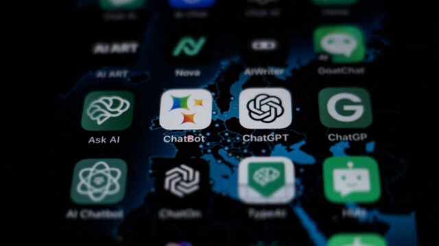 Google, Microsoft et Meta, notamment, ont ajouté de nombreux outils à leurs logiciels et plateformes, visant à créer des sortes d'assistants IA qui rédigent des messages pour leurs utilisateurs, répondent à leurs questions, etc.