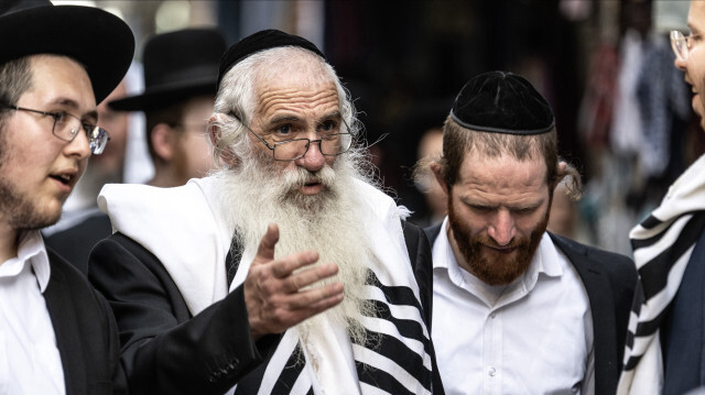 Colons israéliens au centre de Jérusalem occupée, le 25 avril 2024.