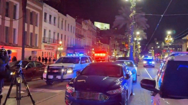 La police sur les lieu du carnage à La Nouvelle-Orléans, où un véhicule a renversé plusieurs dizaines de personnes durant les célébrations du Nouvel An.