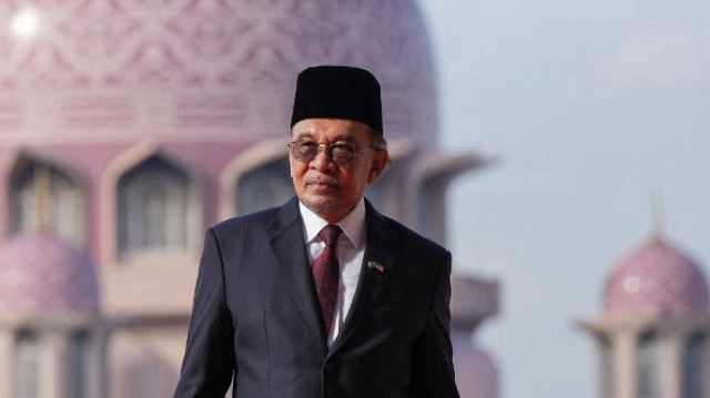 Le Premier ministre malaisien Anwar Ibrahim devant la mosquée Putra à Putrajaya le 19 décembre 2024.