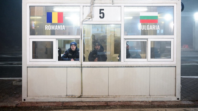La police des frontières roumaine et bulgare au poste frontière de Giurgiu-Ruse, le 1er janvier 2025.