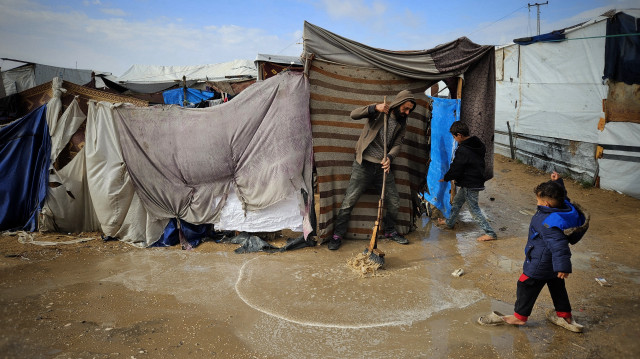 قذائف وأمطار بسماء غزة.. الخيام تغرق والنازحون يرتعشون بردا