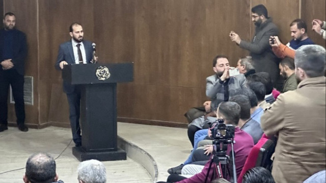 Le ministre syrien de l'information, Mohamed Al-Omar, s'adresse aux médias lors d'une réunion à Damas en Syrie, le 31 décembre 2024.